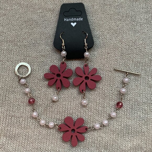 🌸 Handmade Pink Wooden Flower with Faux Pearls – Set (Bracelet + Earrings) - Picture 8 of 12